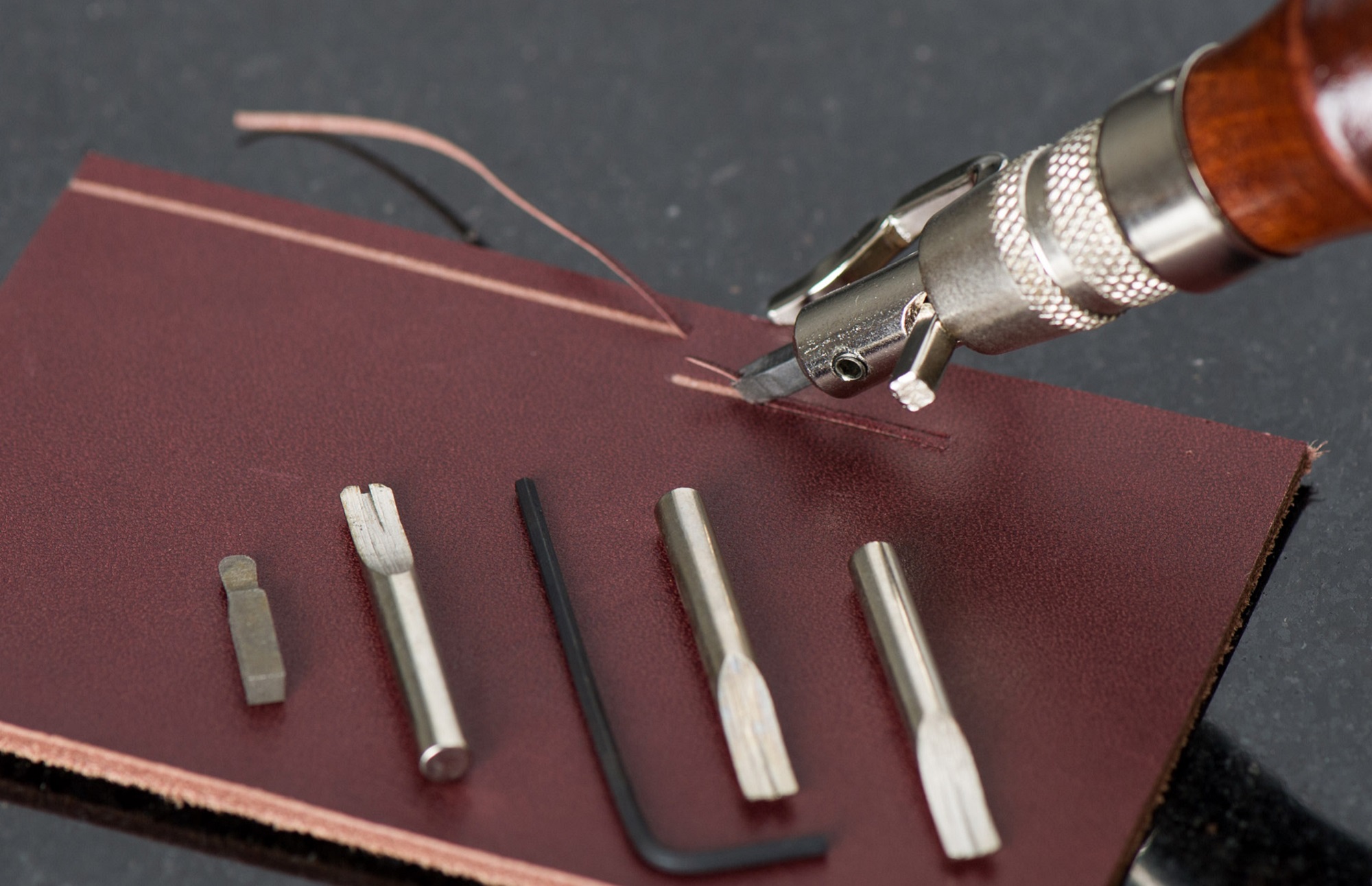 Leathercraft 5 in 1 Groove Too - đánh giá và giá Groover Stitching Tool